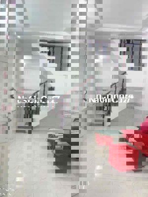 chủ cần bán căn nhà 3,5x10m . sau lưng trường học Nguyễn Văn Thệ.