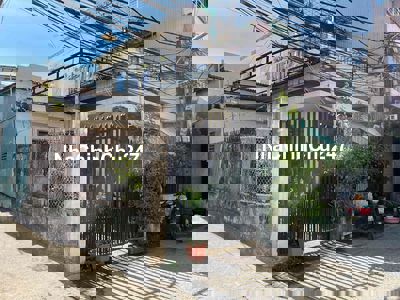 nhà nguyên căn mặt tiền 8m, hẻm 5m đối diện công viên. gần chợ,