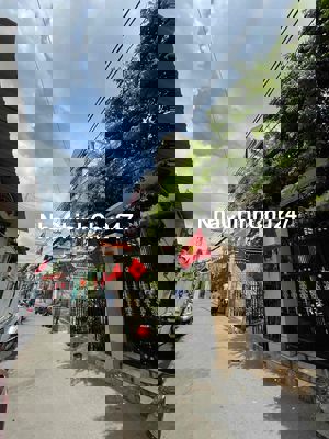 CHÍNH CHỦ BÁN NHÀ 2 TẦNG,HẺM XE HƠI,SÁT MẶT TIỀN ĐƯỜNG ,CHỈ HƠN 5Đ.