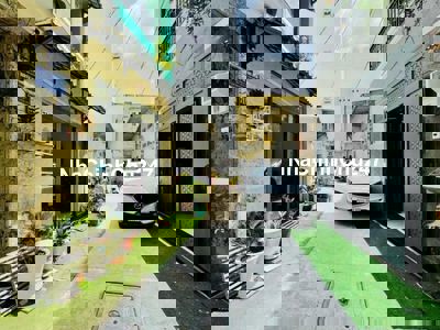 Nhà Nguyễn Phúc Chu. 1 Trệt 3 Lầu. 4PN-3WC Sân thượng. Hèm xe hơi.