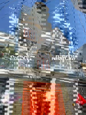 Nhà 4 phòng ngủ.có máy lạnh.bàn ghế vvv...