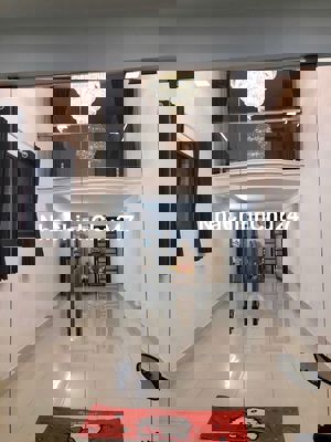 Cần Tiền bán gấp nhà mặt tiền q.4..Ngay chợ tiện kinh doanh mọi thứ