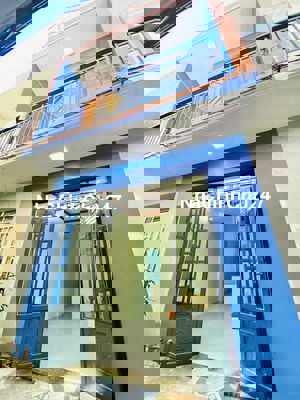 Nhà Mới Xây 1 Lầu 4 x 10m, Đường Xe Hơi Ngay Thị Trấn QL50 Có Sổ Hồng