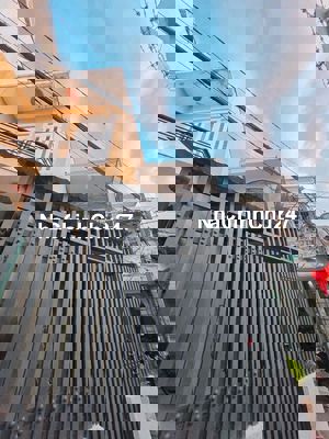 Nhà mới 2 tầng giáp quận 4, cách mặt tiền đường vài bước chân