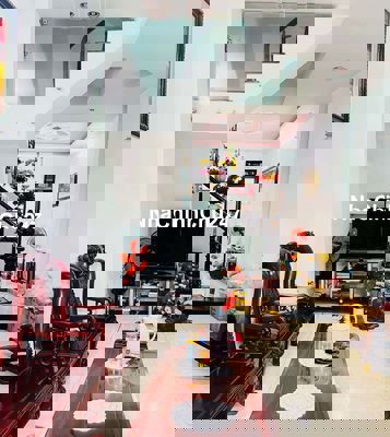 BÁN GẤP NHÀ SÁT BIỂN BÃI SAU THÙY VÂN. HẺM XE HƠI THÔNG ĐI BỘ RA BIỂN