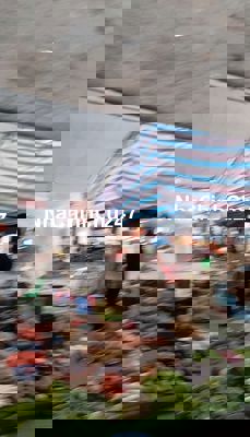 Đất sổ đỏ thổ cư dân cư đông đúc gần chợ.