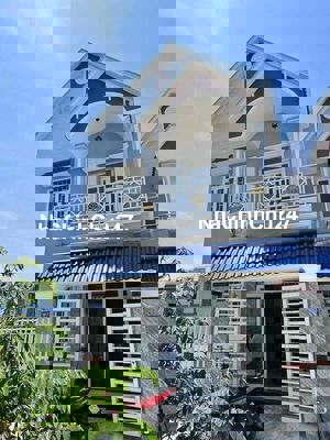 Nhà Ngộp 1 Lầu 7,8 x 14m, 4 Phòng Ngủ . Đường  Xe ÔTô. Sổ Hồng Riêng