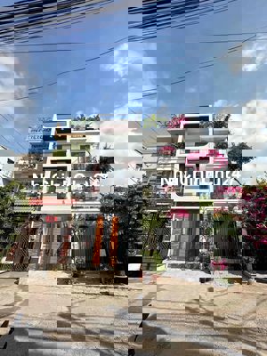 Nhà 1 trệt 2 lầu dọn vào ở ngay