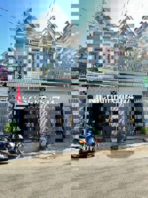 Nhà lầu mặt tiền gần bệnh viện dĩ an