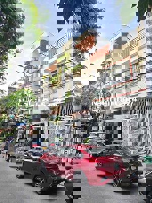 Bán nhà 3 tầng mới -Full nội thất hiện đại - gần biển Nguyễn Tất Thành