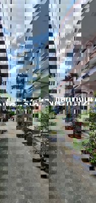 Chủ ngộp.Nhà HXT 120m2,ngang 10m. Ngay ga Metro Phước Long. Q9.