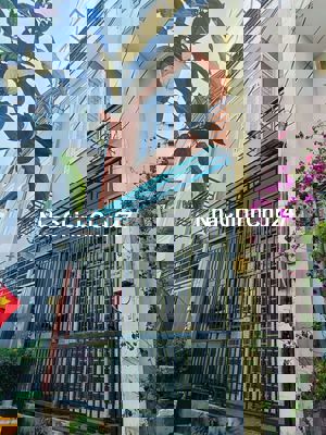 Trệt 2 lầu 50.6m2( 4.6m* 11m) 4 phòng ngủ, sổ riêng, hoàn công đủ.