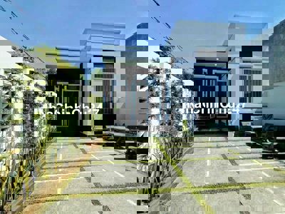 chủ ngộp nặng cần bán gấp nhà dt 136m2 view kênh mát mẻ, shr