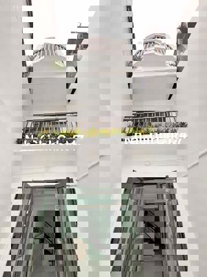 HOT !!!!!!!!!   Chỉ 6,5 tỷ sở hữu nhà 3 tầng ,diện tích 42m2 Quận 3