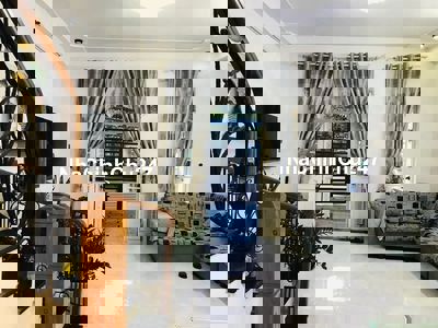 Bán nhà 3 tầng, ngay chợ Cẩm Lệ, dt đất 90m2, đường oto 5,5m. 3,9 tỷ.