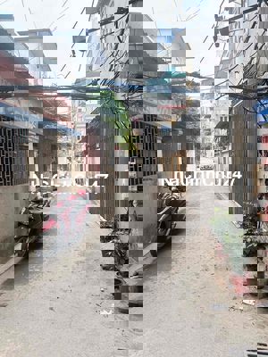 Bán đất tặng nhà, ô tô đậu : 35m2 * C4, mặt tiền 7.5m. Tân xuân