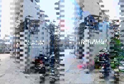 Đất phân lô 47m2 có sẵn nhà C4, sân để xe về ở luôn, ngõ nông thẳng tu