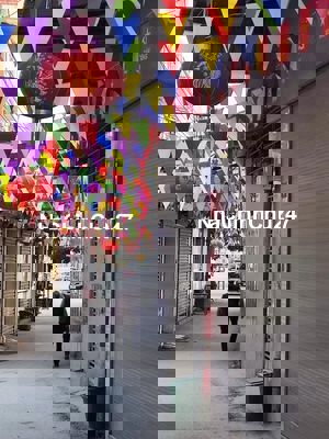 BÁN ĐẤT TẶNG NHÀ. LÔ GÓC 2 THOÁNG . OTO ĐỖ CỬA.