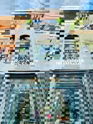 Chính chủ bán nhà 44m2 Lạc Long Quân,Tân Bình.Gần chợ Tân Bình.Hẻm 5m.