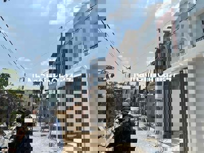 cần bán gấp nhà sổ riêng thổ cư nằm ngay sau lưng chợ Thạnh Phú