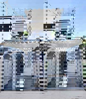 Bán gấp nhà 1 trệt 1 lầu, gần chợ gần trường