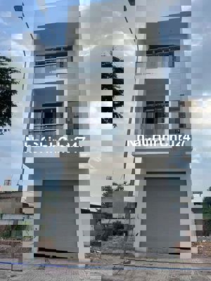 Nhà phố 1 trệt 2 lầu mới xây