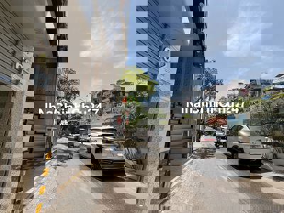 Chính chủ-Bán nhà mặt phố vị trí đắc địa có thang máy gần Hồ Tây.