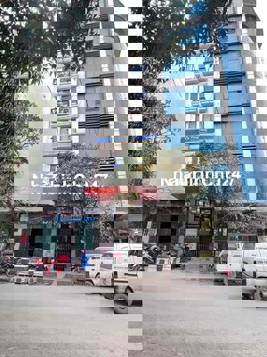 NGÃ TƯ VẠN PHÚC TRỐNG Ở LUÔN FULL ĐỒ Ô TÔ ĐỖ CỬA