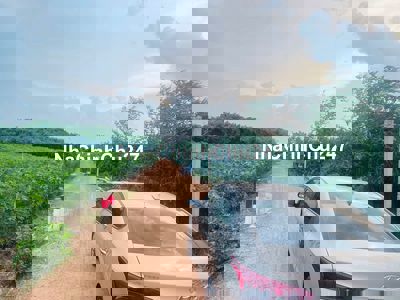 gần 28m mặt tiền đường xe hơi. 1050m2 có thổ. Giá 720tr