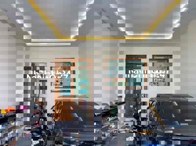 Hot ..🔥🔥Nhà Diện tích khủng có sân đậu xe hơi 🚙,hơn 6 tỷ chút