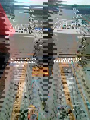 nhà nhỏ thích hợp cho vợ chồng ở , hẻm thông xe