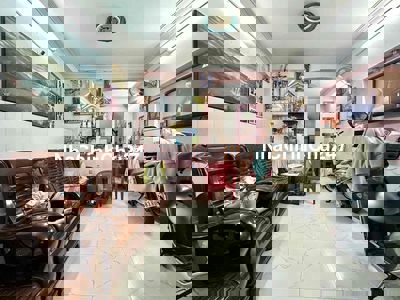 BÁN NHÀ LẠC LONG QUÂN. 4 TẦNG . 37 M2. KẾ BÊN ĐẦM SEN. CHỦ NGỘP . 3 PN