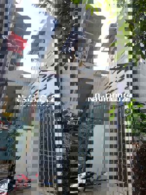 Bán nhà SHR,DT 4x10m,1 lầu,2p,gần Ngã tư ga Q12. Giá : 2,48 tỷ