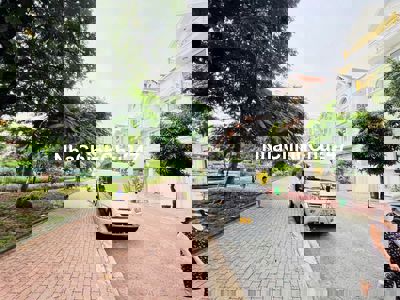 Chính chủ gửi bán căn bt nhà thô kdc HL quận 7 DT:7,5x20m Giá 42,5 tỷ