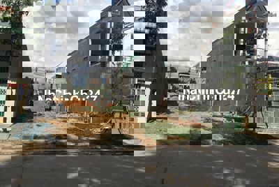 Đất Ngộp Chính Chủ, Mặt tiền đương nhựa