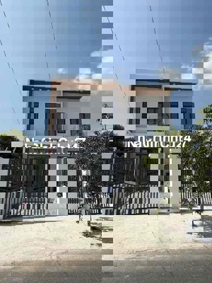 bán nhà chính chủ mt Trương Định ,thị trấn Cần Đước , mới xây xong