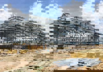 Em tìm đất 2000m2 trở lên mặt tiền kênh, có thổ cư