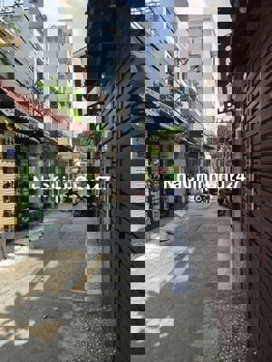 Nhà sát mặt tiền đường số 11, P11. Gần công viên làng hoa.
-Đường ô tô