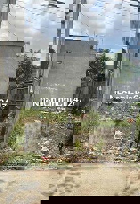 Miếng đất thổ cư 75m2 giá 300tr có SHR giáp Hóc Môn ở Chợ Xuyên Á