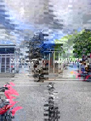 Nền mặt tiền hồ Búng Xáng - khu vực kinh doanh ăn uống tấp nập