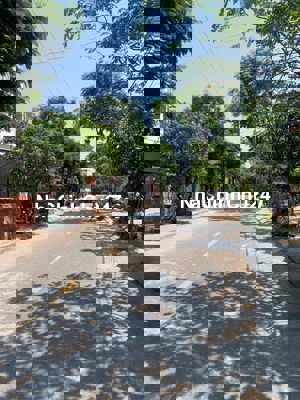 Bán nhà mặt tiền ngay khu phố chợ Non Nước