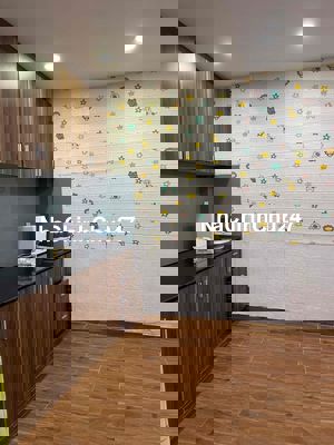 Nhà làm văn phòng công ty và ở , có phòng làm việc, bếp, phòng ngủ,