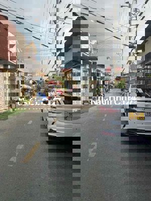 nhà mặt tiền trung đông 8. 1 lầu 1 lửng SHR. 4 pn. ptho. 3 tolet