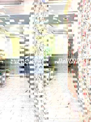 nhà gần chợ, siêu thị ,sân vận động ,trường học đông hòa, đường thông