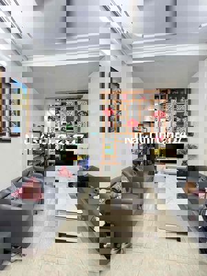 Bán nhà Đặng Tiến Đông, ngõ nông, 20m ra ô tô tránh, 50m2*5T ở ngay.