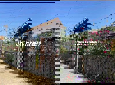 XÃ LÔ NGỘP bán Ngôi Nhà trồng đầy hoa hồng ngay trung tâm thành phố