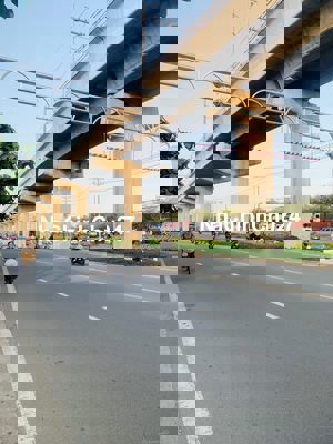 Hót nhà 4 tầng mặt tiền KD đông đúc xây dựng kiên cố ngay ga Metro