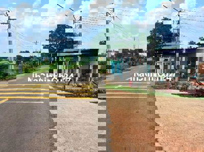 Cần bán gấp 7m mặt tiền bê tông xe hơi tới đất , dân full giá rẻ 565tr