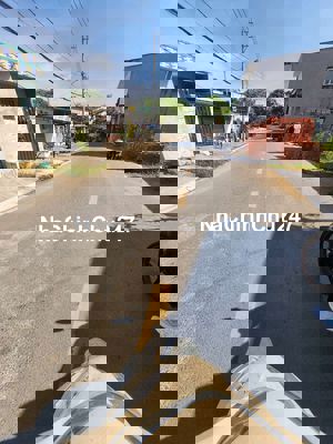 Mặt tiền đường hưng long quy đức. Gần uy ban xã Quy Đức.
Mặt tiền sông