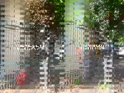 nhà 2 mặt tiền , có chỗ đậu xe ô tô, chính chủ , khu vực an ninh tốt.